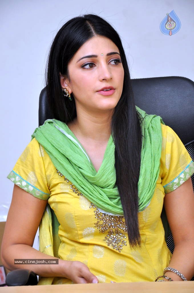 Shruti Hassan Latest Stills - 4 / 54 photos