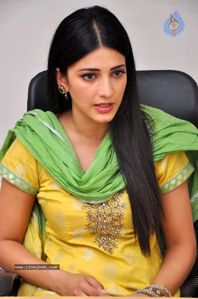 Shruti Hassan Latest Stills - 17 / 54 photos