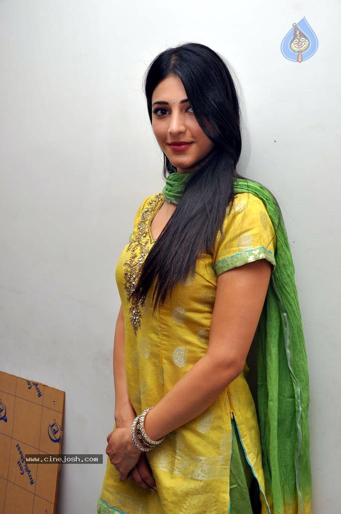 Shruti Hassan Latest Stills - 20 / 54 photos