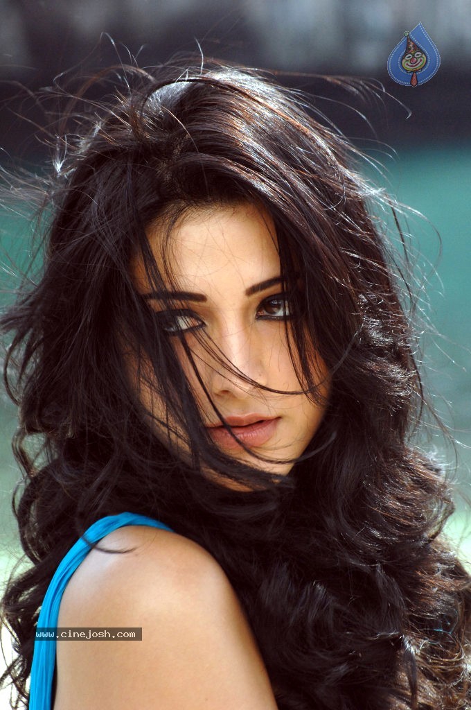 Shruti Hassan Spicy Stills - 2 / 80 photos