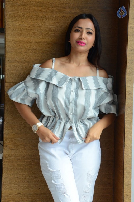 Shweta Basu Prasad New Pics - 17 / 42 photos