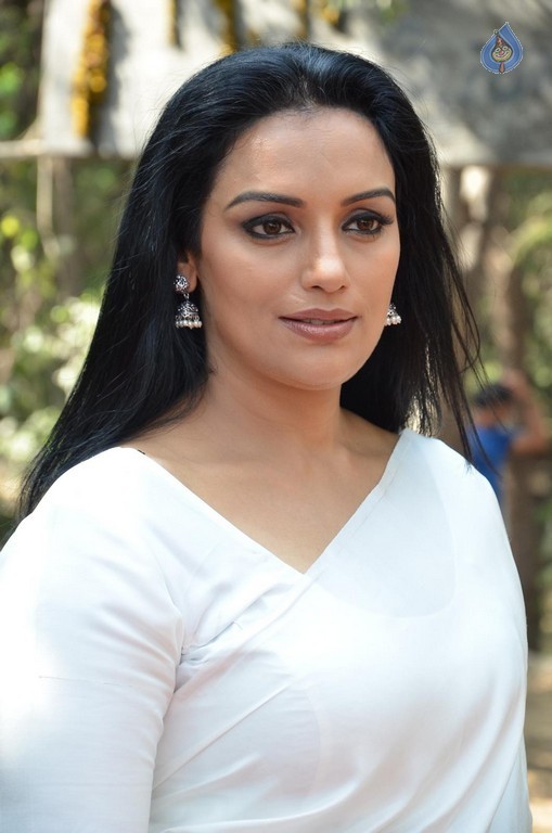 Shweta Menon New photos - 20 / 29 photos