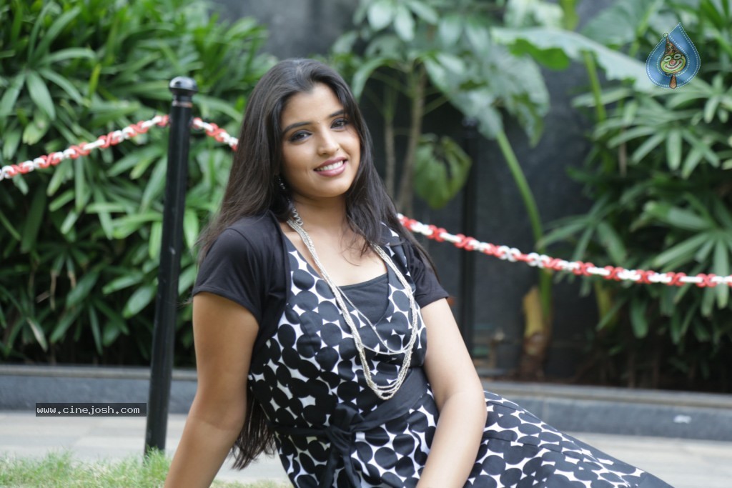 Shyamala New Stills - 12 / 95 photos