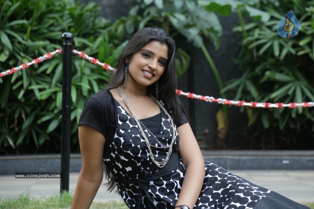 Shyamala New Stills - 20 / 95 photos