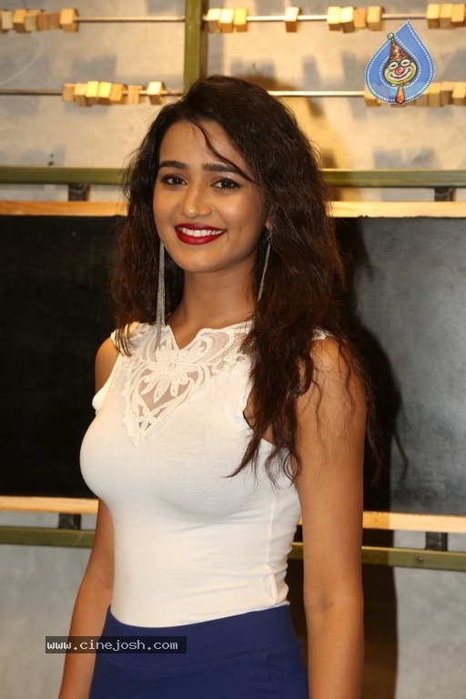 Simran Gupta New Pics - 4 / 14 photos