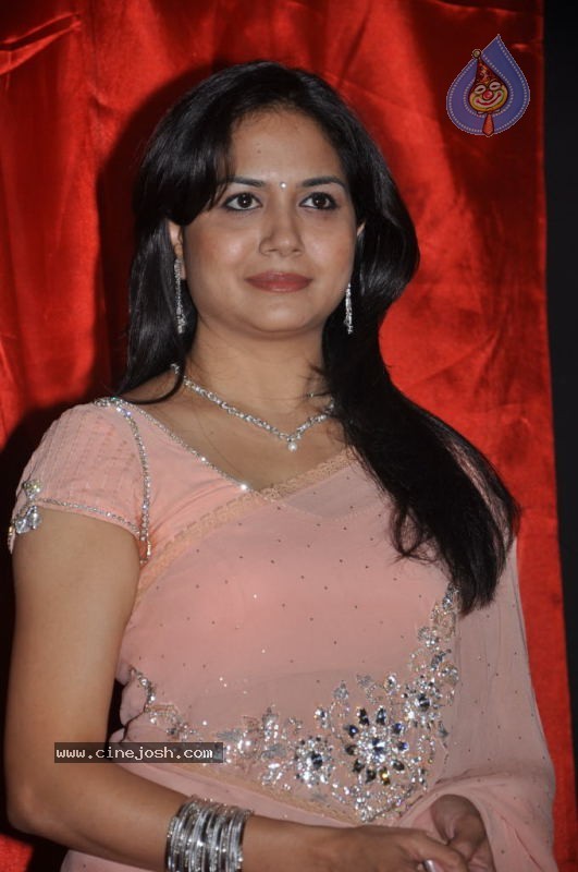 Singer Sunitha Solo Stills - 8 / 19 photos