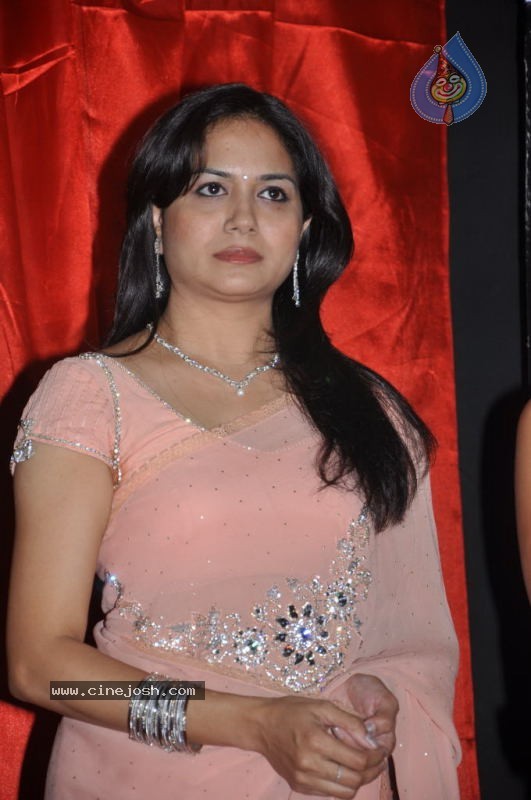 Singer Sunitha Solo Stills - 11 / 19 photos