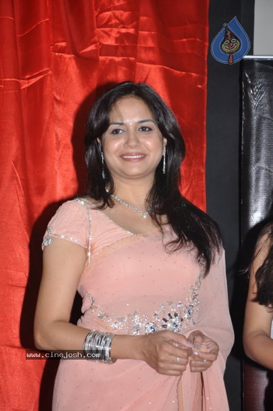 Singer Sunitha Solo Stills - 19 / 19 photos