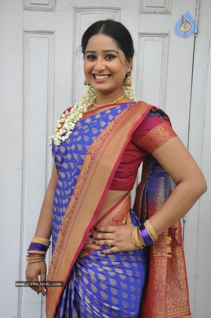 Sneha New Actress Stills - 1 / 100 photos