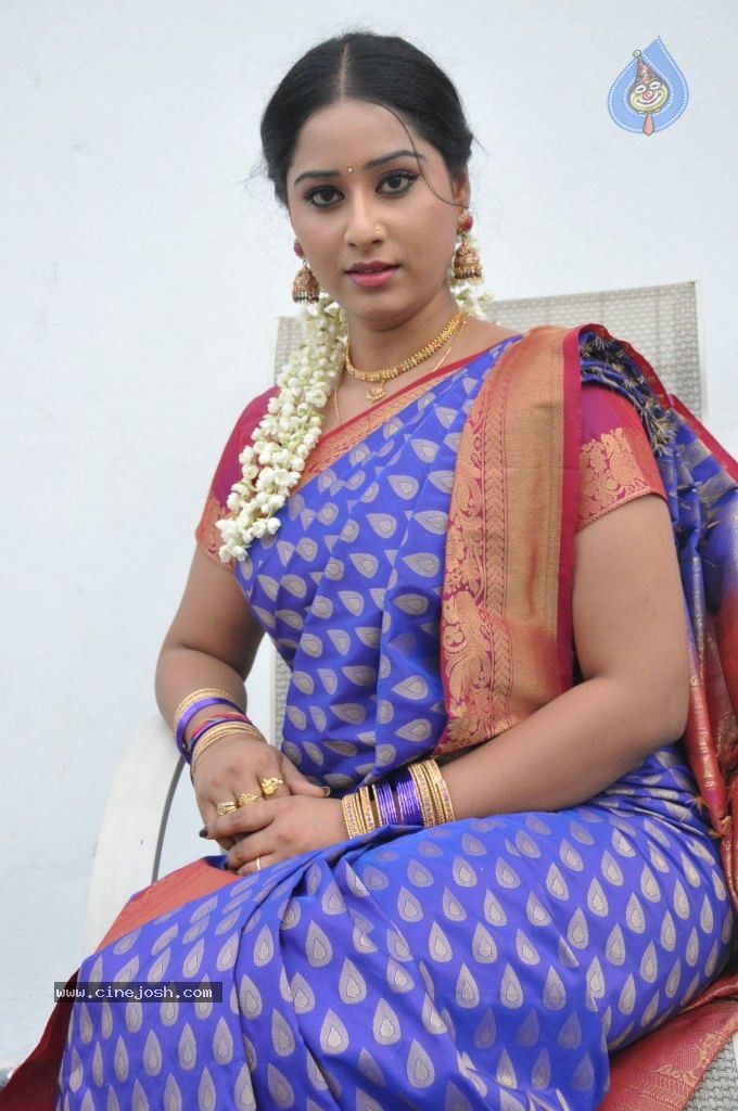 Sneha New Actress Stills - 6 / 100 photos