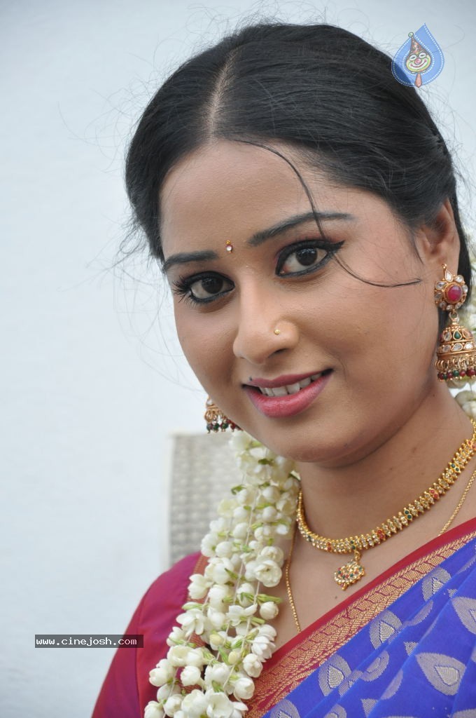 Sneha New Actress Stills - 14 / 100 photos
