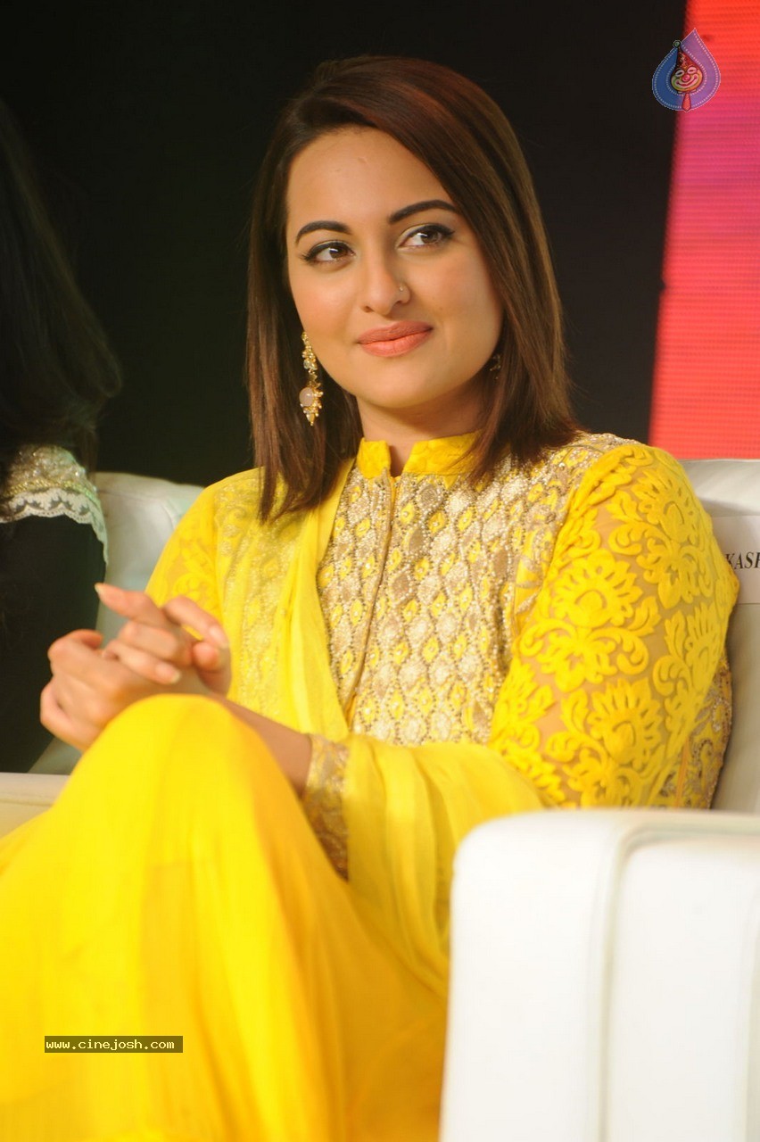 Sonakshi Sinha at Lingaa Audio SM - 2 / 80 photos