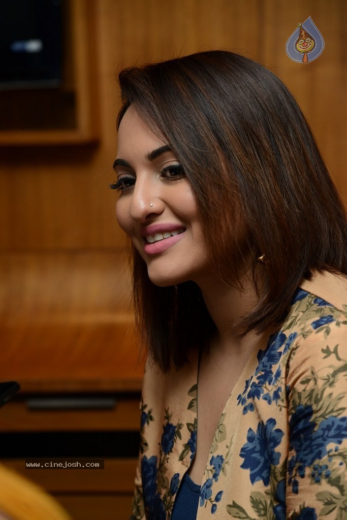 Sonakshi Sinha Promotes Lingaa Movie - 2 / 75 photos