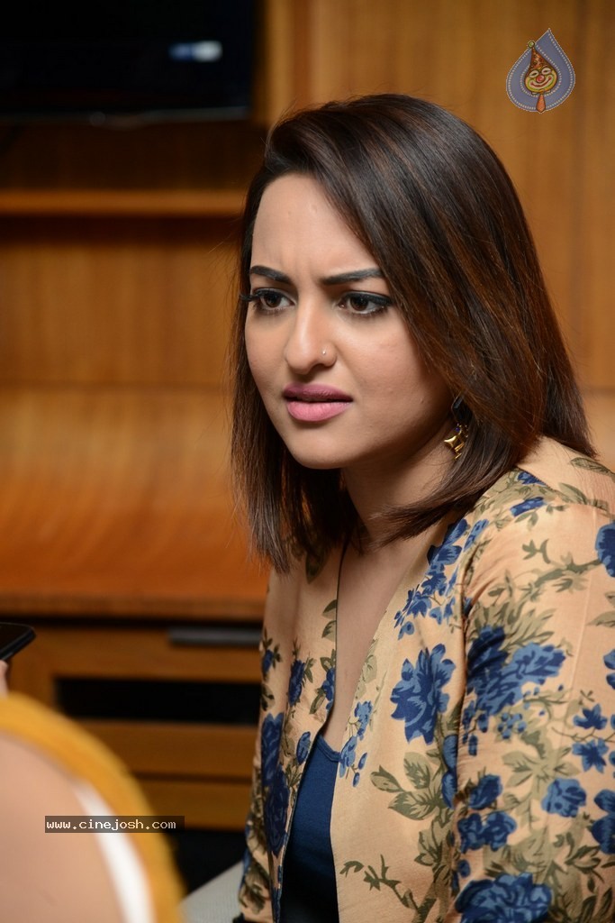 Sonakshi Sinha Promotes Lingaa Movie - 13 / 75 photos