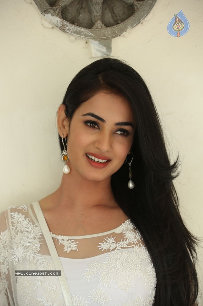 Sonal Chauhan Hot Photos - 6 / 100 photos