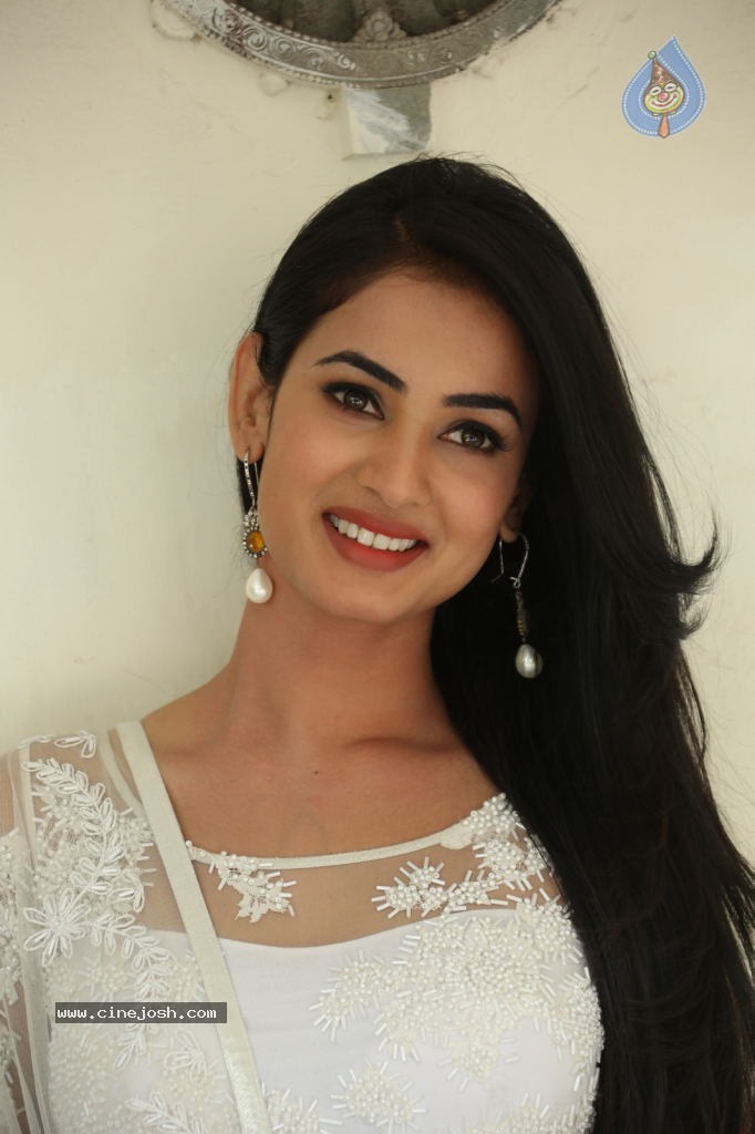 Sonal Chauhan Hot Photos - 10 / 100 photos