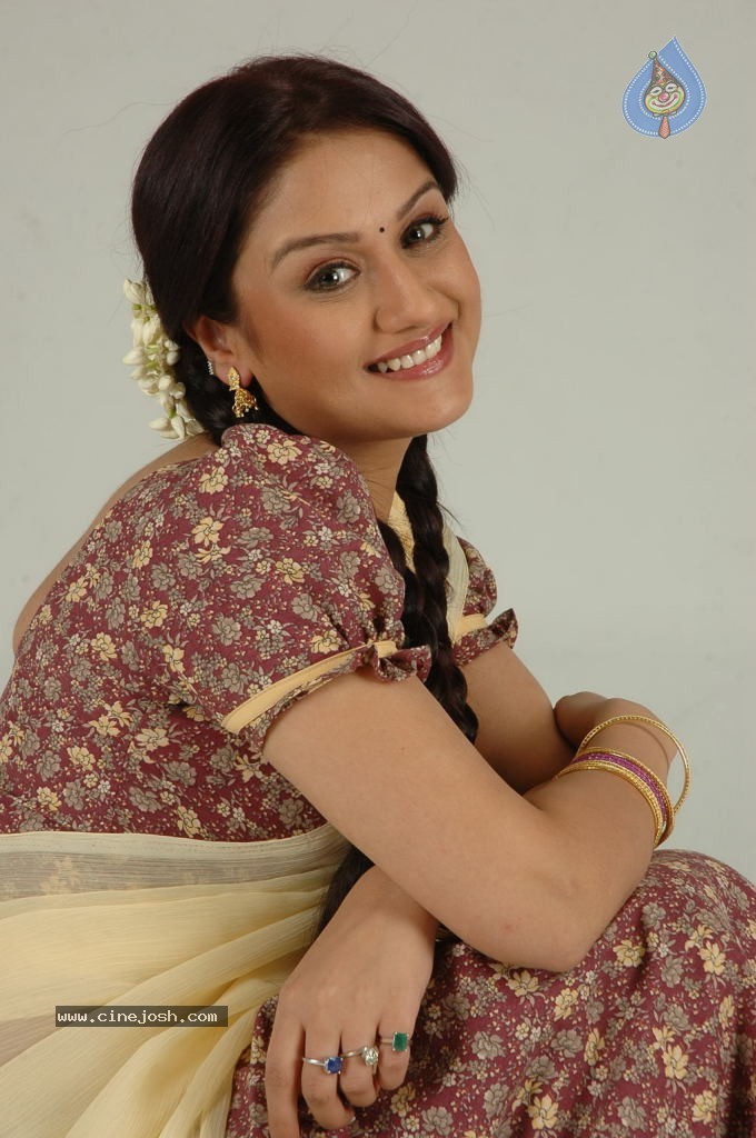 Sonia Agarwal Hot Stills - 8 / 66 photos