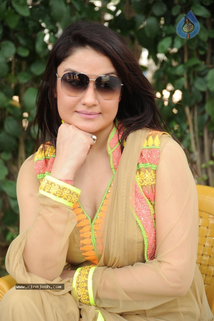 Sonia Agarwal Latest Photos - 13 / 94 photos