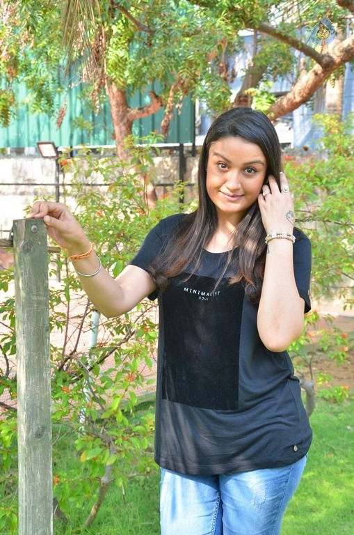 Sonia Agarwal New Pics - 6 / 17 photos