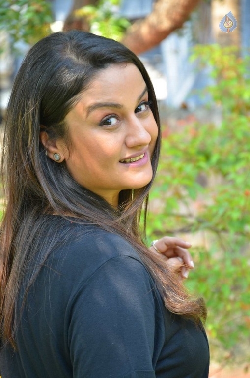 Sonia Agarwal New Pics - 10 / 17 photos