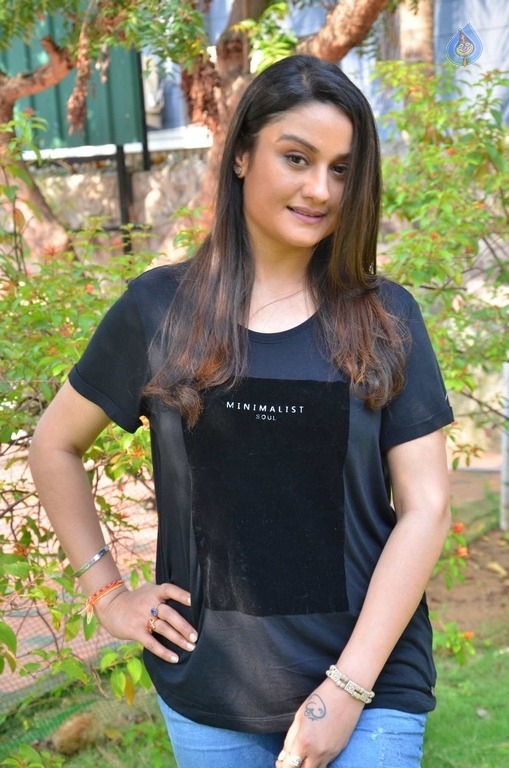 Sonia Agarwal New Pics - 16 / 17 photos