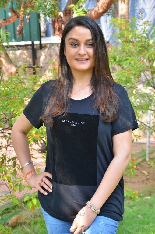 Sonia Agarwal New Pics - 17 / 17 photos