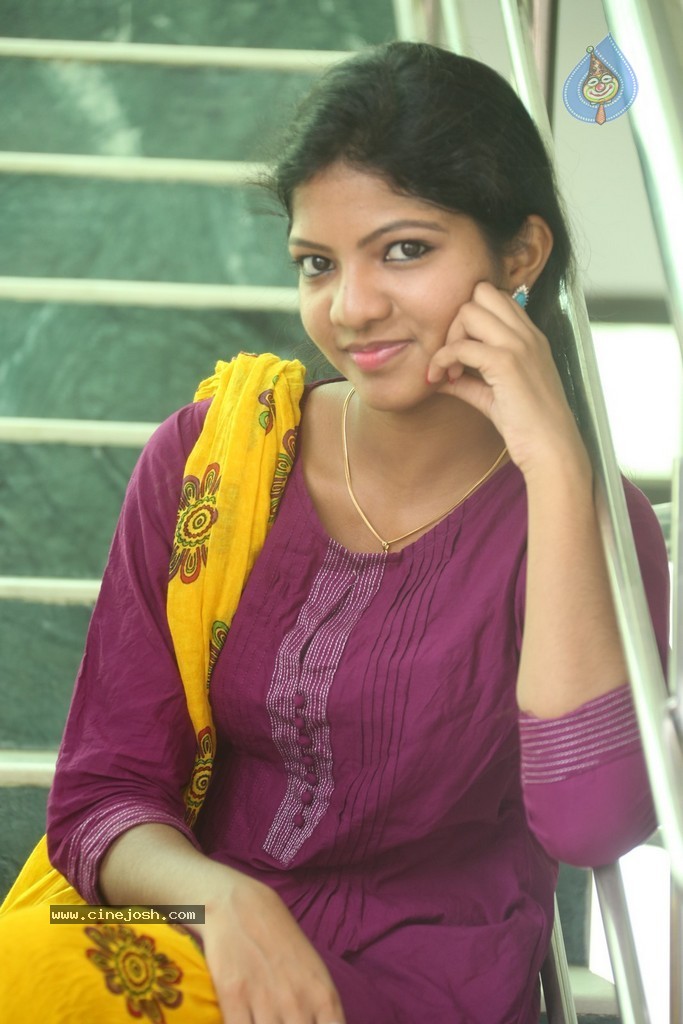 Sravani New Stills - 8 / 90 photos