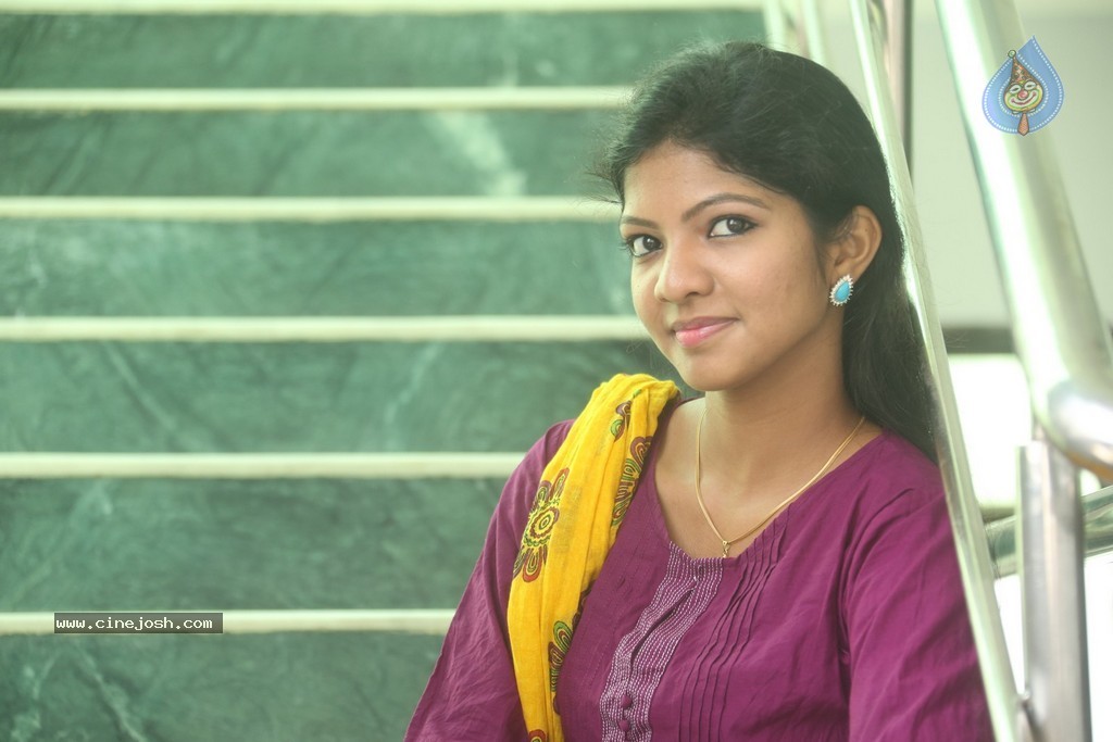 Sravani New Stills - 14 / 90 photos