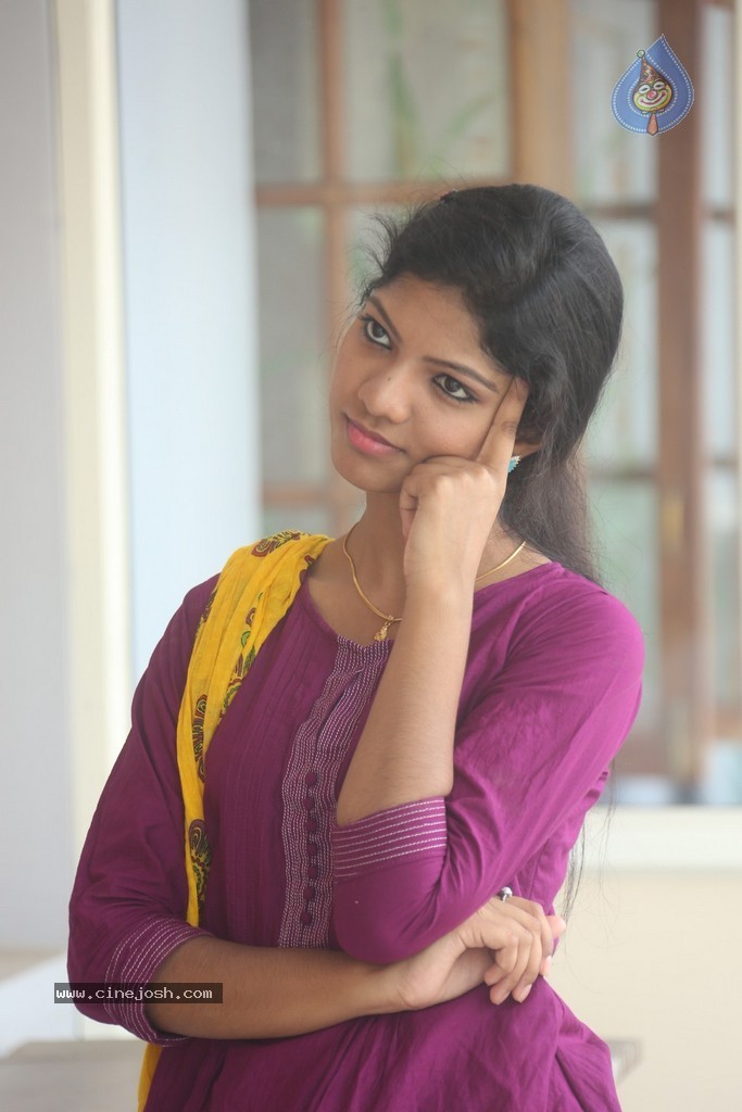 Sravani New Stills - 19 / 90 photos