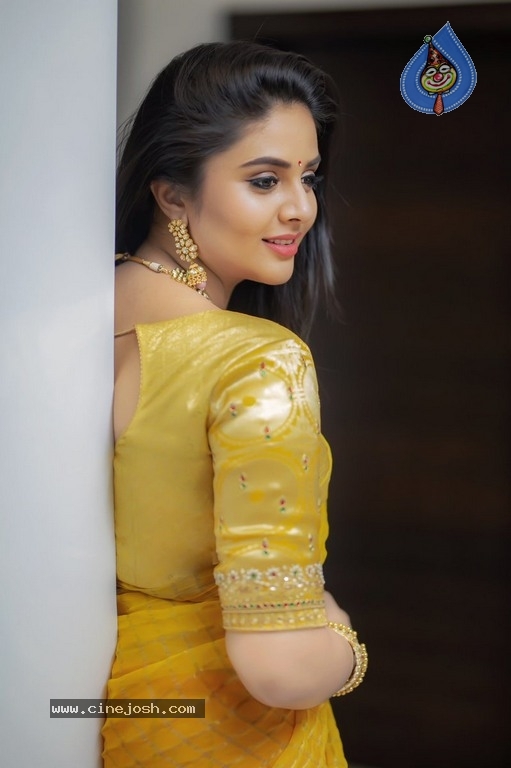 Sreemukhi Photos - 4 / 6 photos