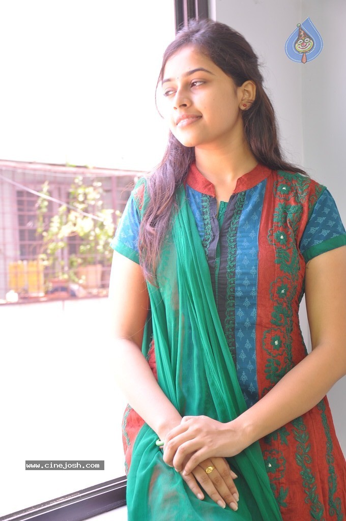 Sri Divya Latest Pics - 21 / 43 photos