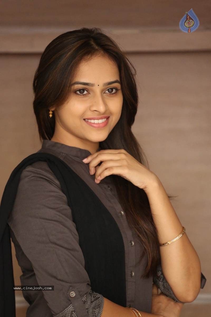 Sri Divya New Gallery - 19 / 60 photos