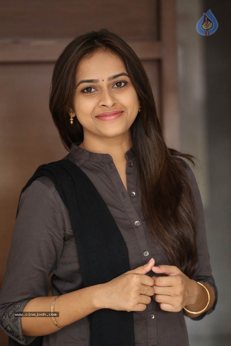 Sri Divya New Gallery - 20 / 60 photos