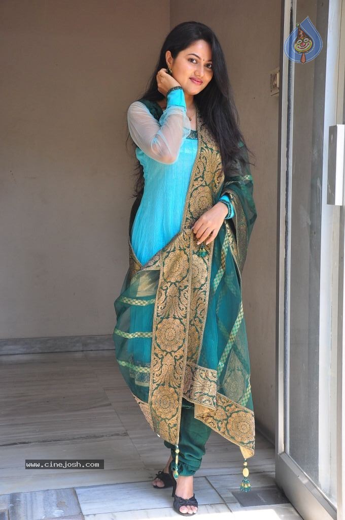 Suhasini New Stills - 11 / 75 photos