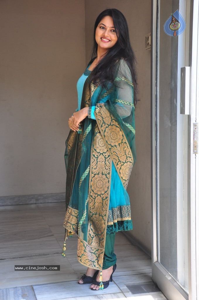 Suhasini New Stills - 13 / 75 photos