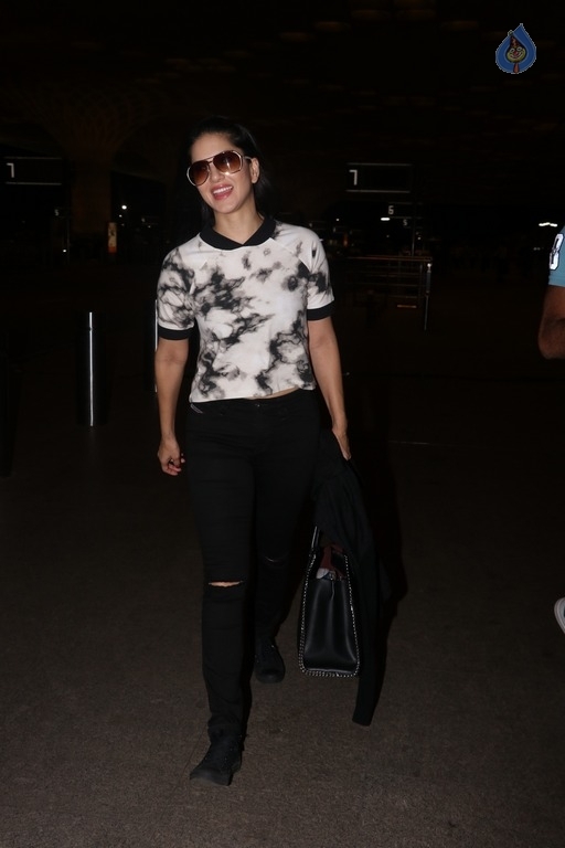 Sunny Leone Spotted at Airport - 16 / 16 photos
