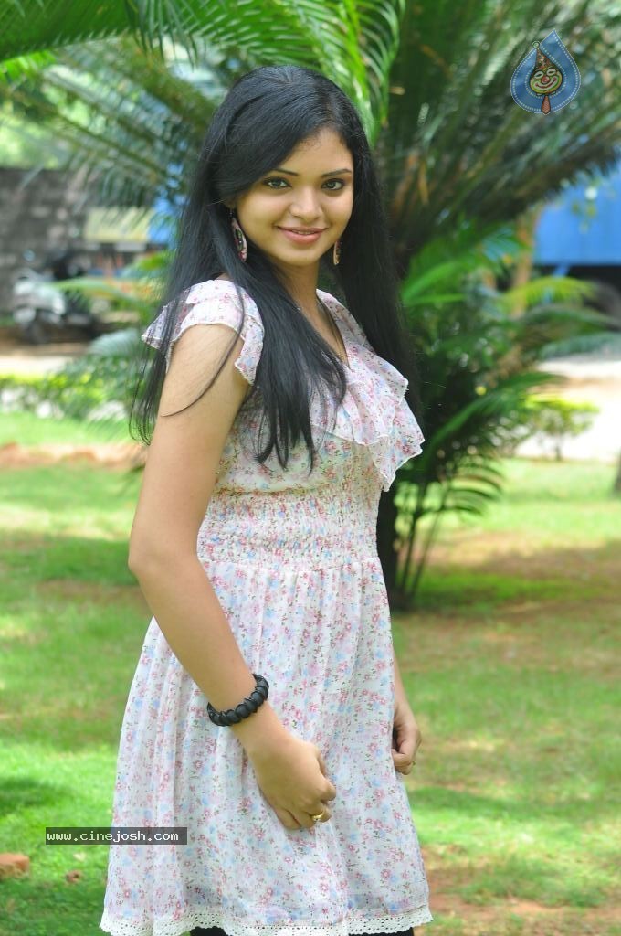 Supraja New Stills - 11 / 59 photos