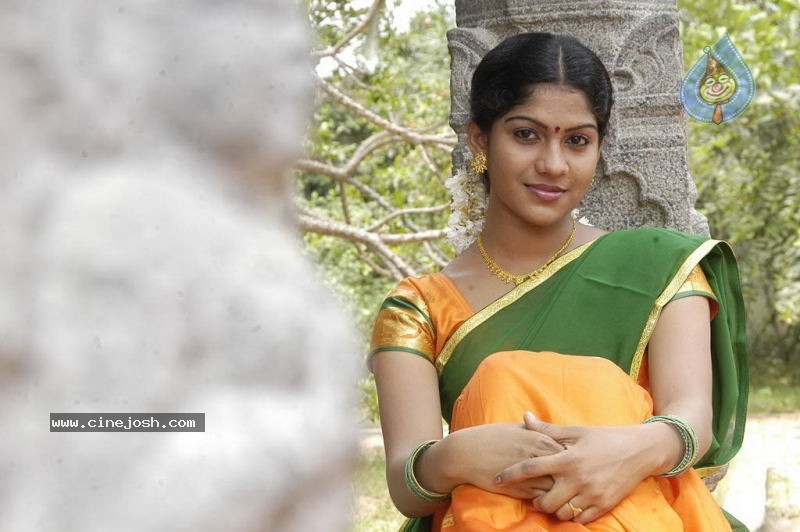 Suvasiga Tamil Actress Stills - 3 / 26 photos