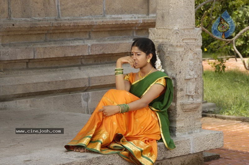Suvasiga Tamil Actress Stills - 4 / 26 photos