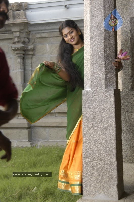 Suvasiga Tamil Actress Stills - 5 / 26 photos