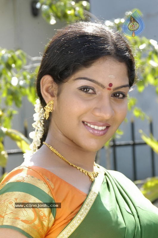 Suvasiga Tamil Actress Stills - 8 / 26 photos