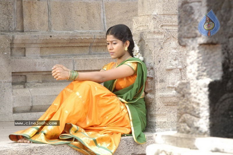 Suvasiga Tamil Actress Stills - 9 / 26 photos