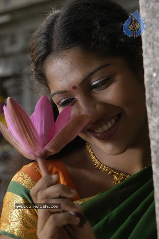 Suvasiga Tamil Actress Stills - 10 / 26 photos