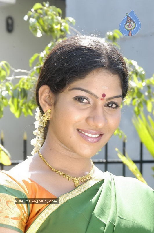 Suvasiga Tamil Actress Stills - 12 / 26 photos