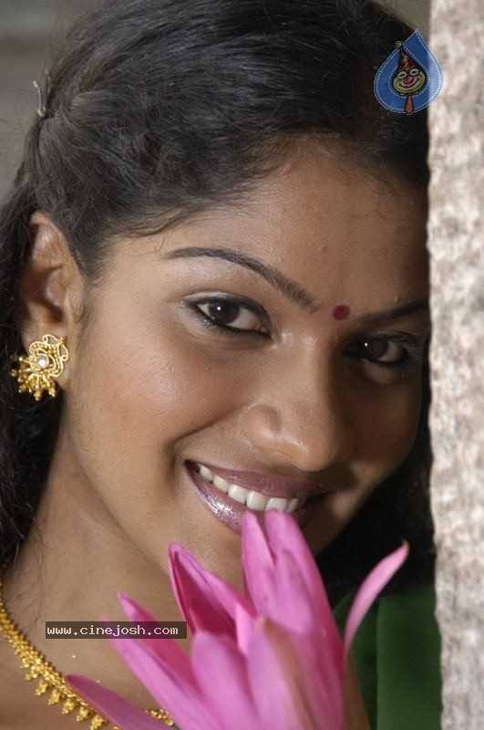 Suvasiga Tamil Actress Stills - 13 / 26 photos