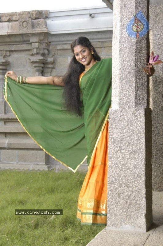 Suvasiga Tamil Actress Stills - 15 / 26 photos