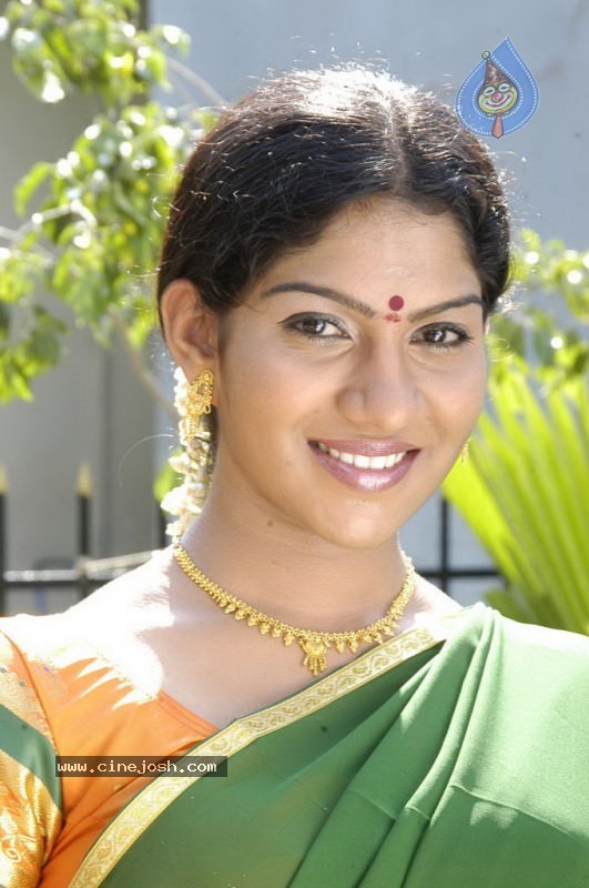 Suvasiga Tamil Actress Stills - 18 / 26 photos