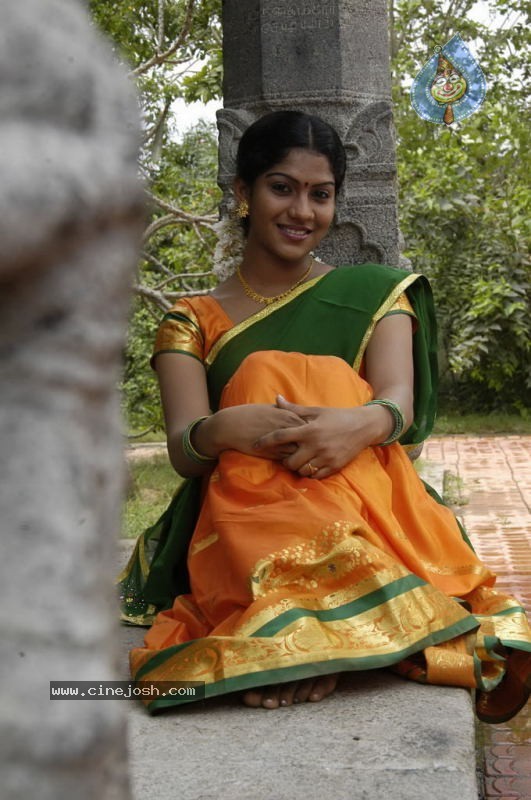 Suvasiga Tamil Actress Stills - 20 / 26 photos