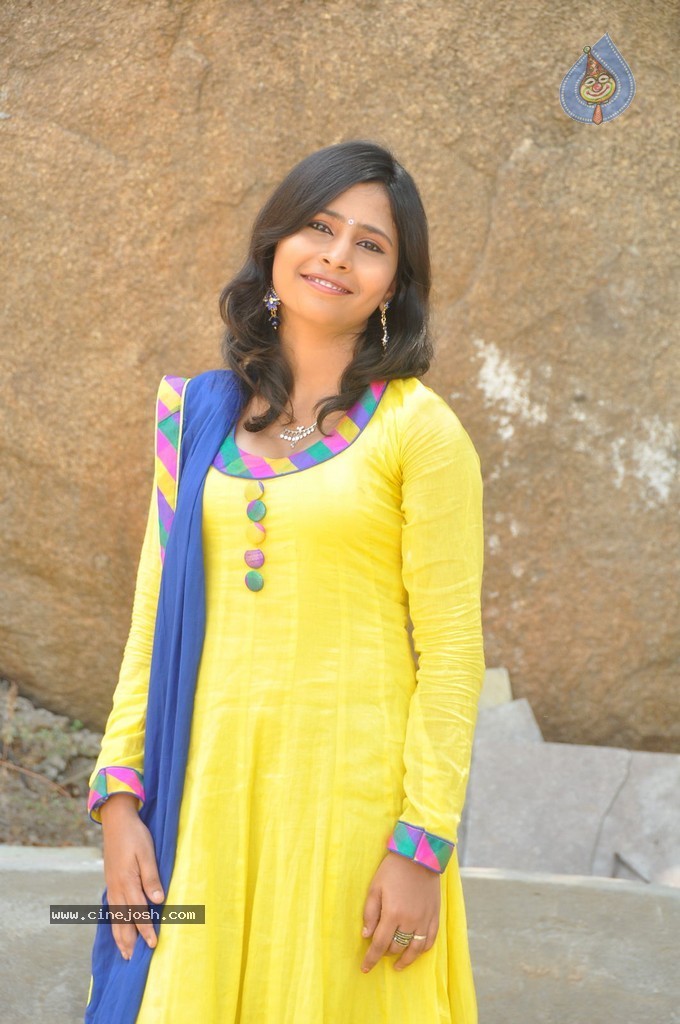 Swapna New Stills - 19 / 67 photos