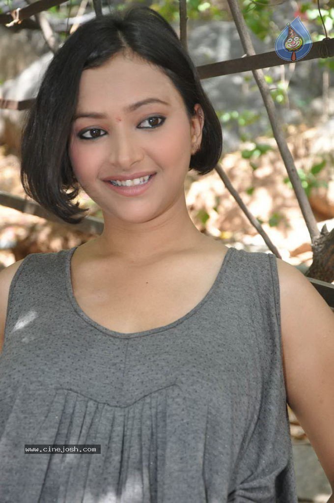 Swetha Basu Prasad Hot Photos - 5 / 76 photos